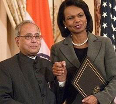 Ngoại trưởng Mỹ Condoleezza Rice (bên phải) và người đồng cấp Ấn Độ Pranab Mukherjee. 
